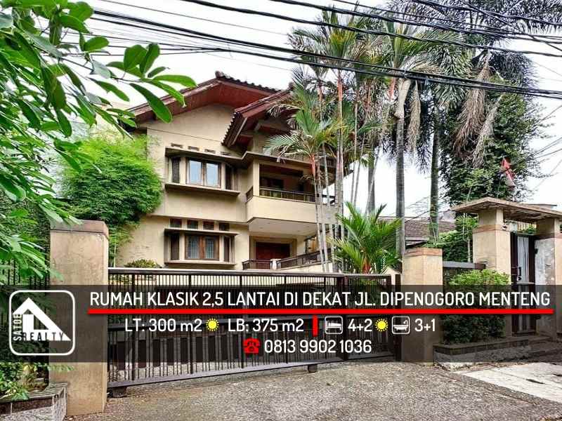 rumah klasik 2 5 lantai di dekat jl diponegoro menteng