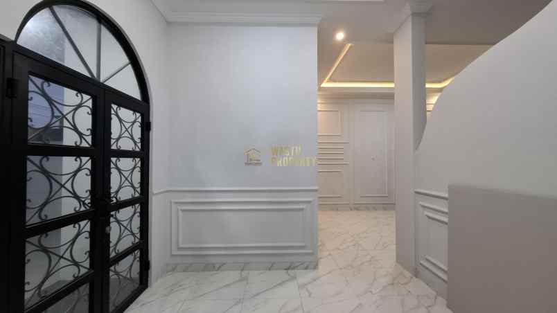 rumah klasik eropa siap huni di utara maguwoharjo