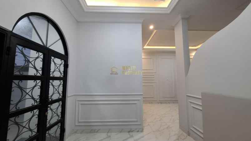 rumah klasik eropa siap huni di utara maguwoharjo