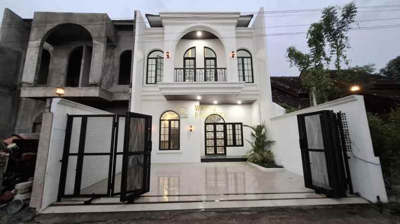 rumah klasik eropa siap huni di utara maguwoharjo