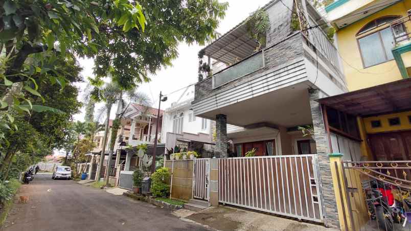 rumah komp taman mutiara cibabat ada rooftop 3 lantai