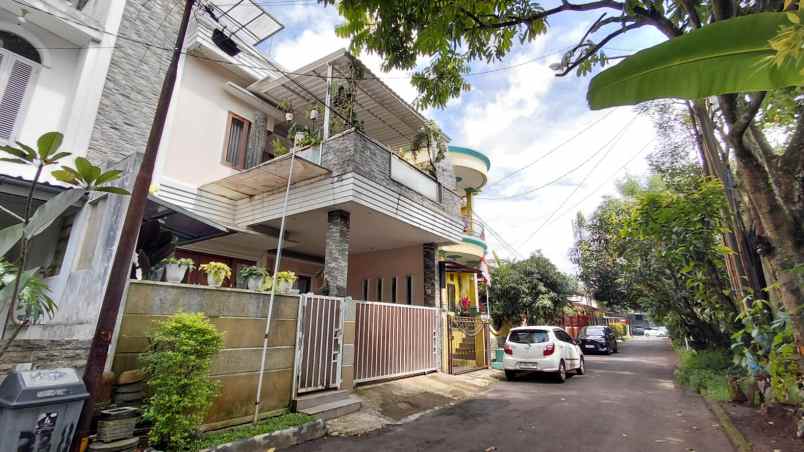 rumah komp taman mutiara cibabat ada rooftop 3 lantai