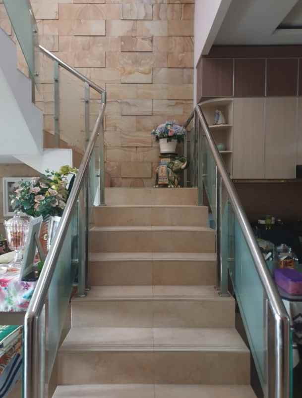 rumah komp taman mutiara cibabat ada rooftop 3 lantai