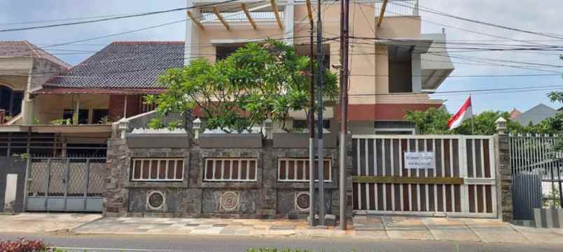 rumah kontemporer keren di komplek duren sawit