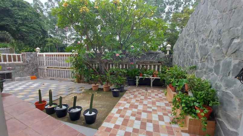 rumah kontemporer keren di komplek duren sawit
