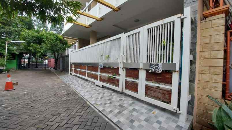 rumah kontemporer keren di komplek duren sawit