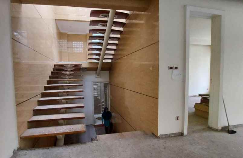 rumah kontemporer keren di komplek duren sawit