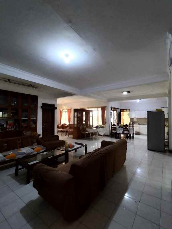 rumah lama dengan halaman depan dan belakang luas