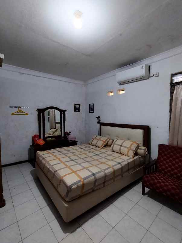 rumah lama dengan halaman depan dan belakang luas