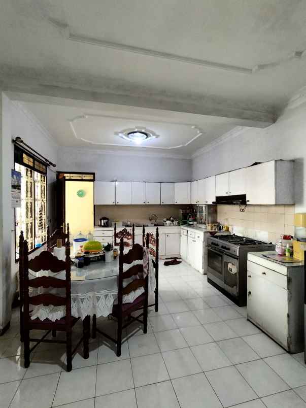 rumah lama dengan halaman depan dan belakang luas