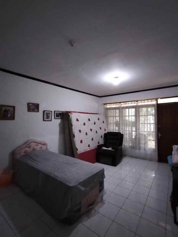 rumah lama dengan halaman depan dan belakang luas