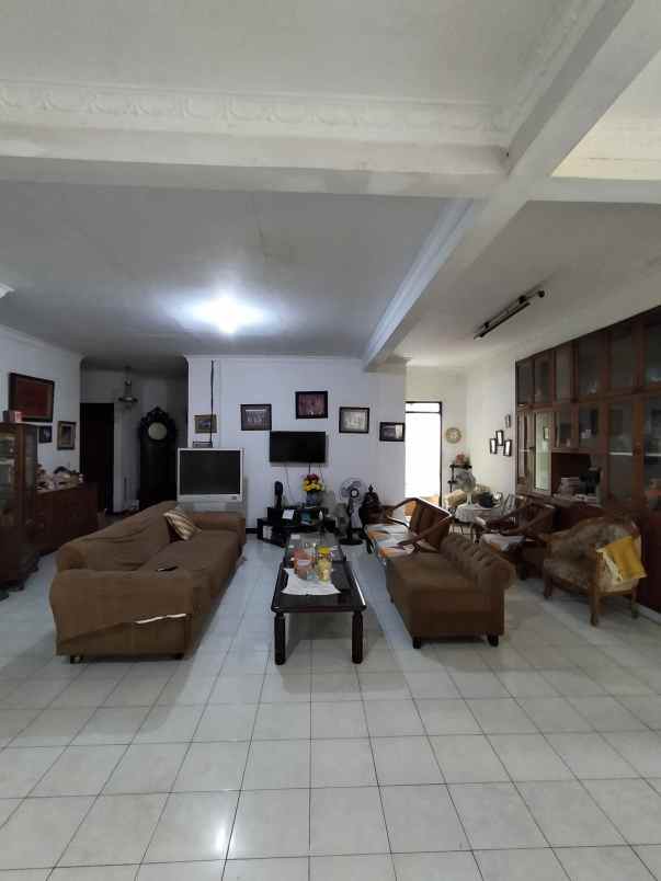 rumah lama dengan halaman depan dan belakang luas