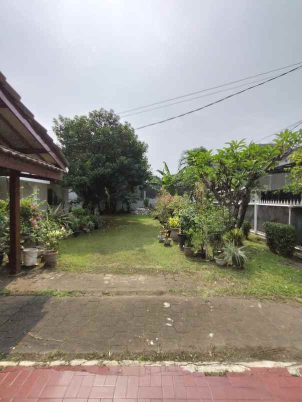 rumah lama dengan halaman depan dan belakang luas