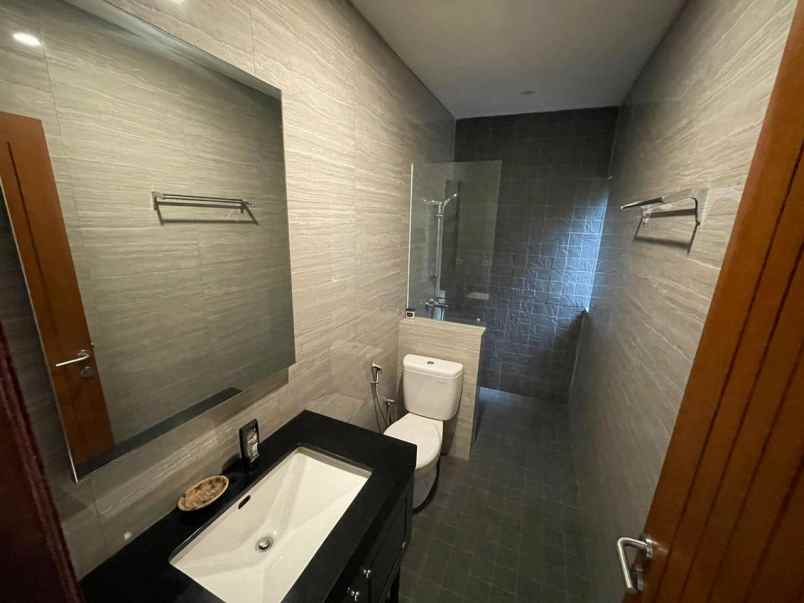 rumah mewah dalam komplek besar di lebak bulus jaksel