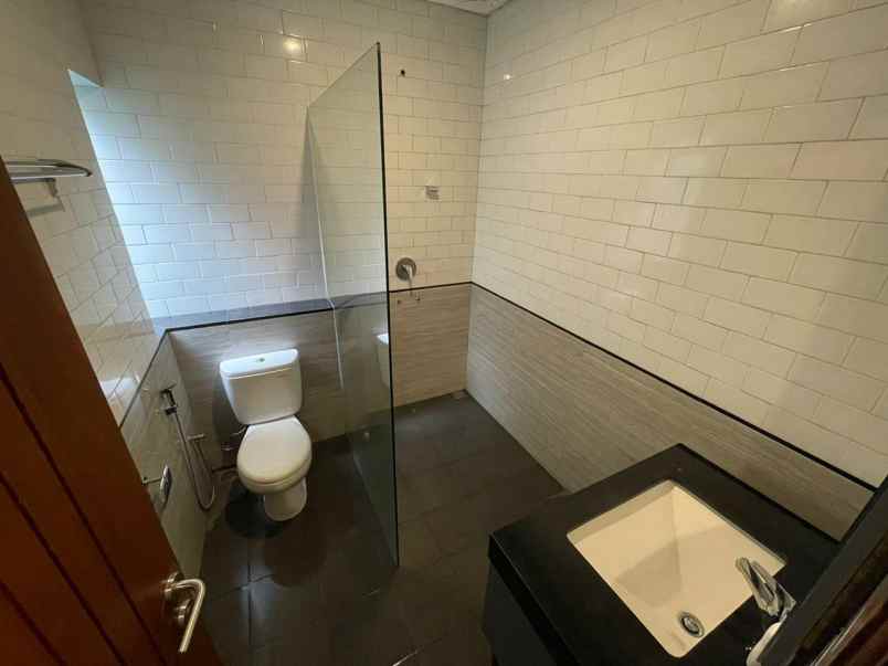 rumah mewah dalam komplek besar di lebak bulus jaksel