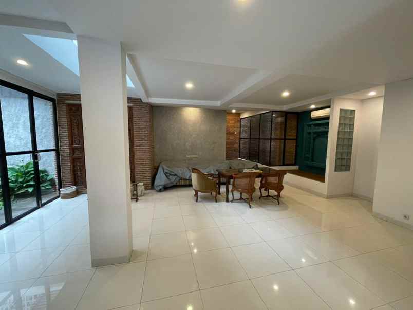 rumah mewah dalam komplek besar di lebak bulus jaksel