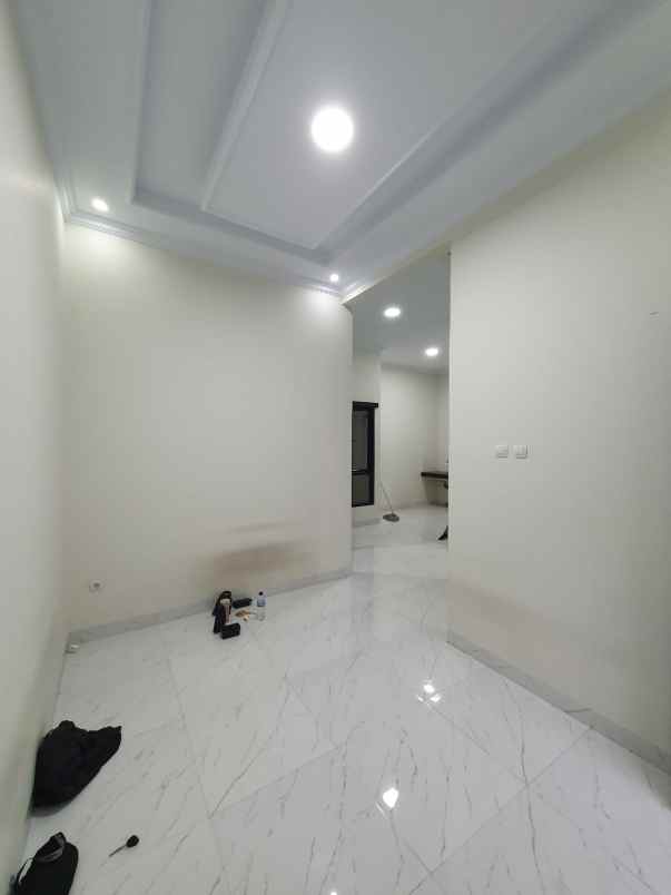 rumah minimalis 2 lantai siap huni