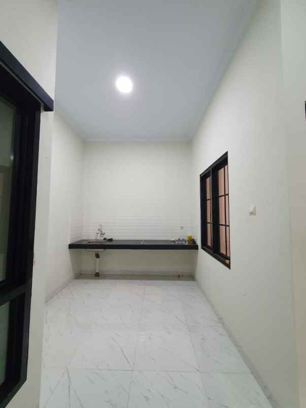 rumah minimalis 2 lantai siap huni