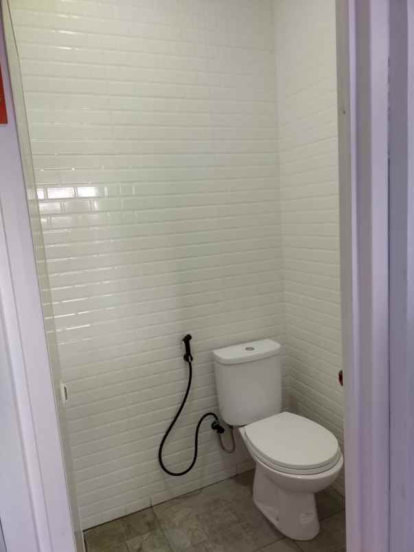 rumah modern pinggir jalan diapit 2 jalan tol karawang