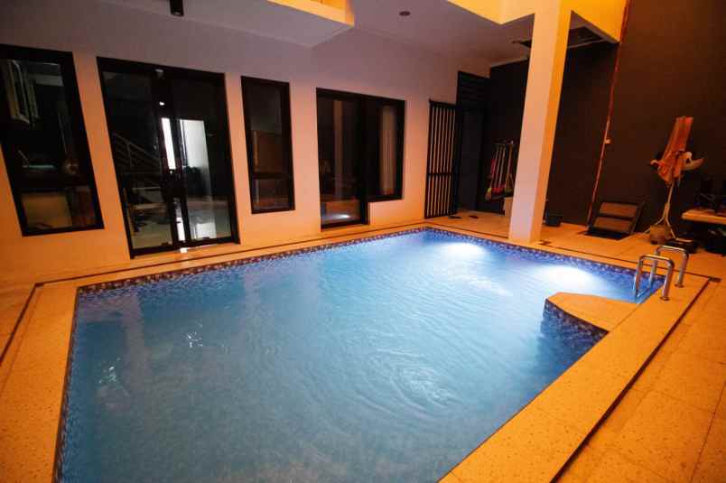 rumah pool indor dalam perumahan lembang bandung utara