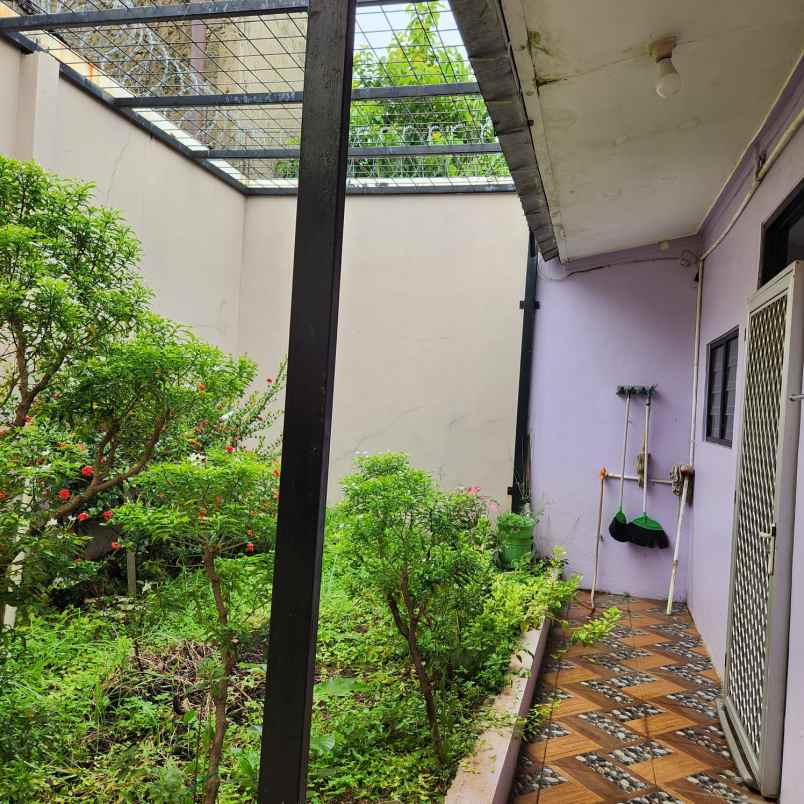 rumah second dengan tanah luas di pancoran mas depok