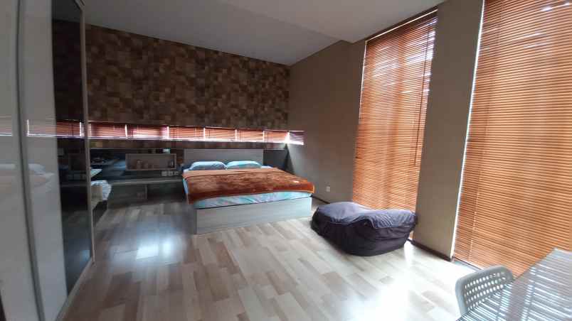 rumah sewa ada kolam renang komplek elit setraduta