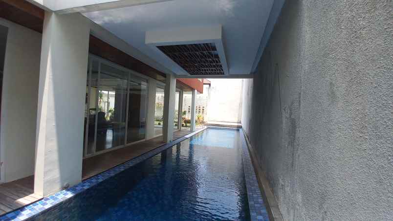 rumah sewa ada kolam renang komplek elit setraduta