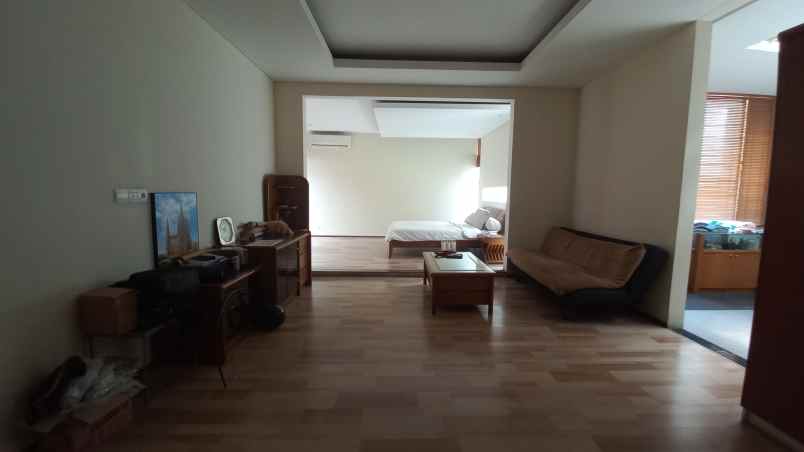 rumah sewa ada kolam renang komplek elit setraduta