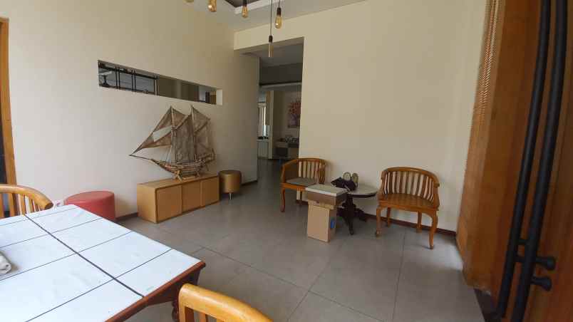 rumah sewa ada kolam renang komplek elit setraduta