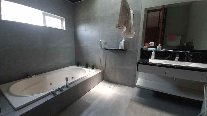 rumah sewa ada kolam renang komplek elit setraduta