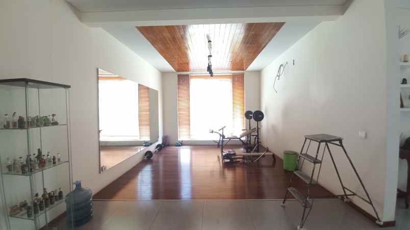 rumah sewa ada kolam renang komplek elit setraduta