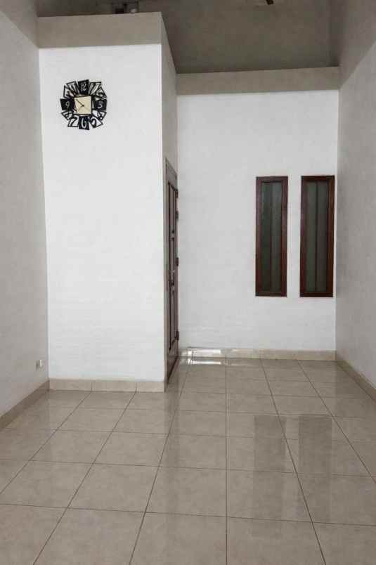 rumah sutorejo timur hadap barat