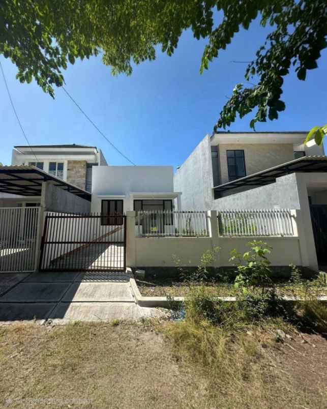 rumah tenggilis mejoyo selatan strategis depan taman