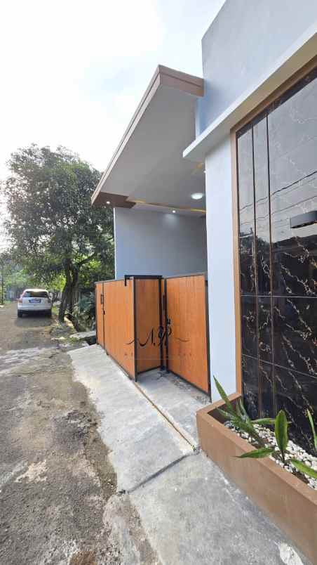 semi furnished rumah siap huni lokasi strategis