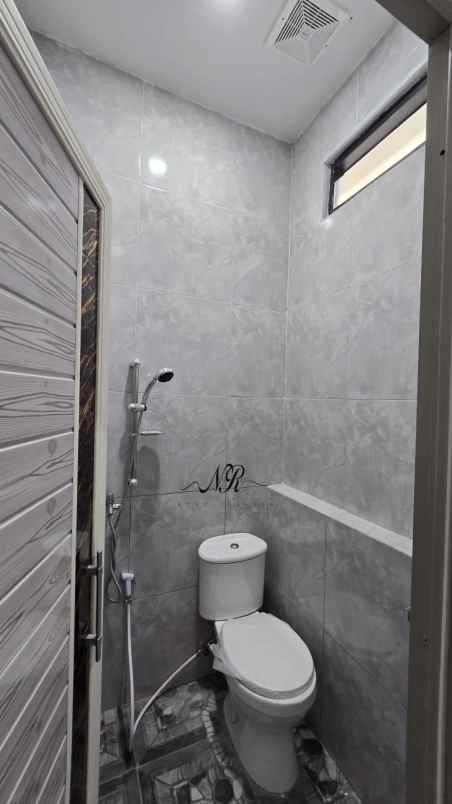 semi furnished rumah siap huni lokasi strategis