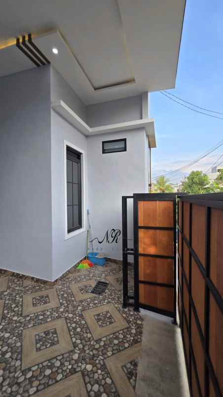 semi furnished rumah siap huni lokasi strategis