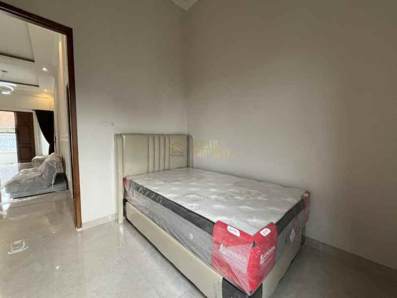 villa design klasik tanah luas di jalan besi jangkang