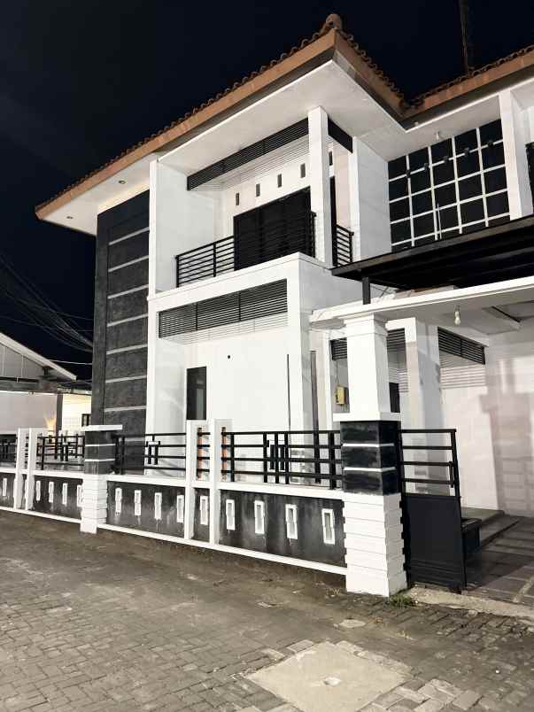 dijual rumah 2 lantai