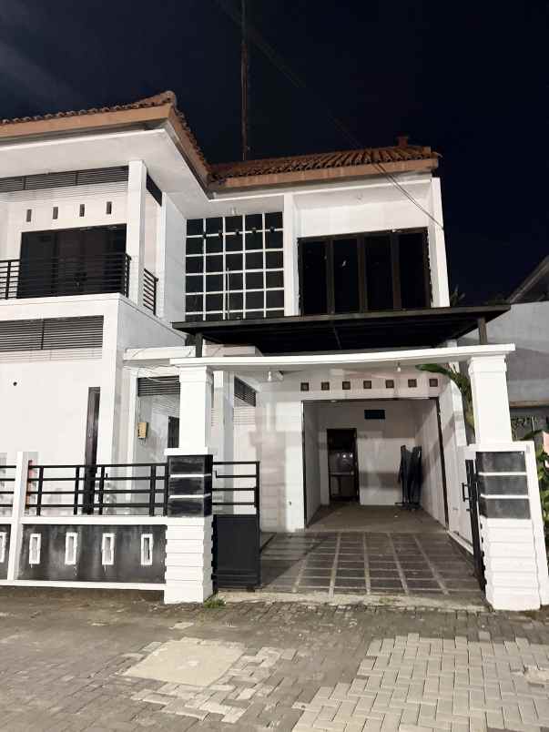 dijual rumah 2 lantai