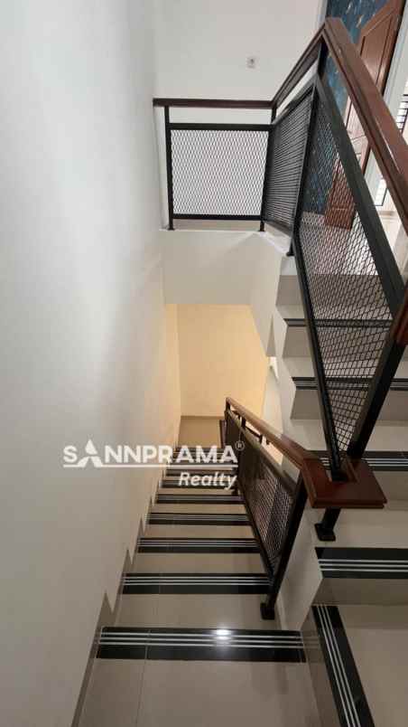 dijual rumah 2 lantai baru dekat kantor walikota a