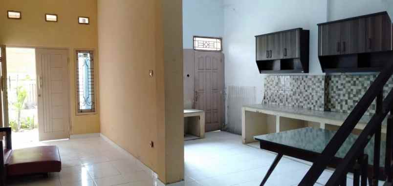 dijual rumah 2 lantai di perumahan