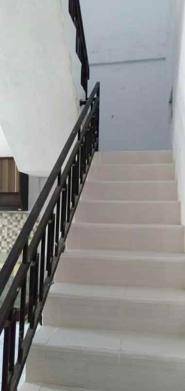 dijual rumah 2 lantai di perumahan