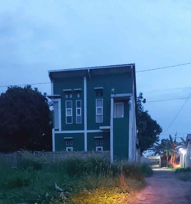dijual rumah adem ala pedesaan full pohon buah