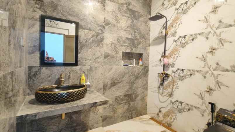 dijual rumah bambu apus cipayung