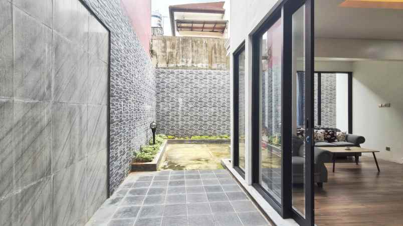 dijual rumah bambu apus cipayung