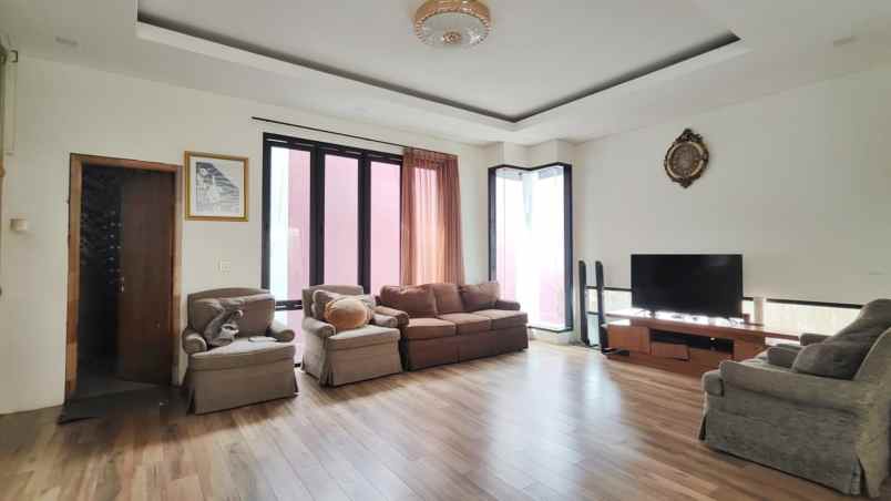 dijual rumah bambu apus cipayung