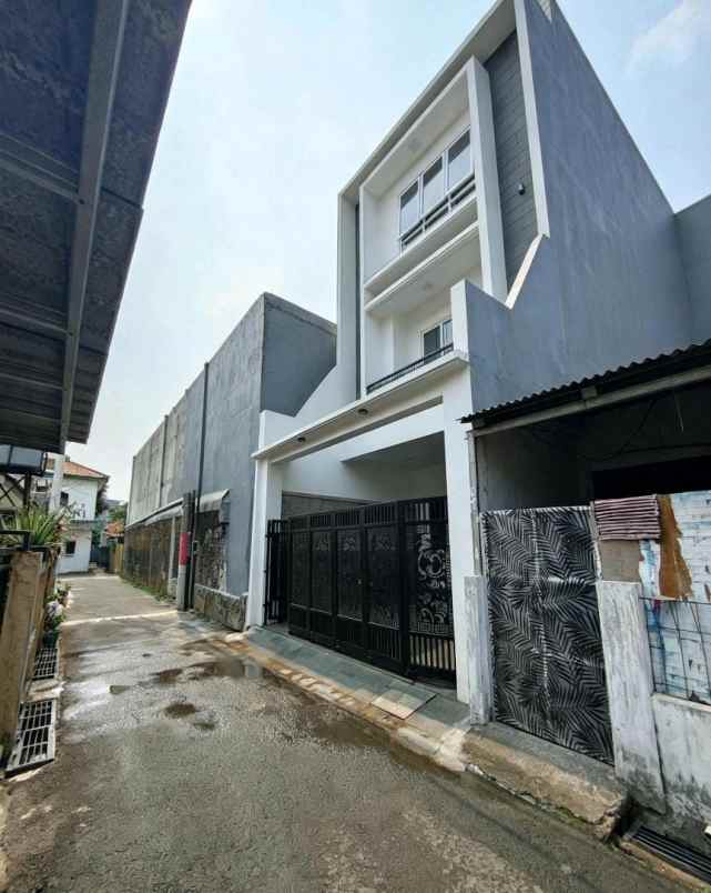 dijual rumah baru dengan rofftop 3 lantai siap huni