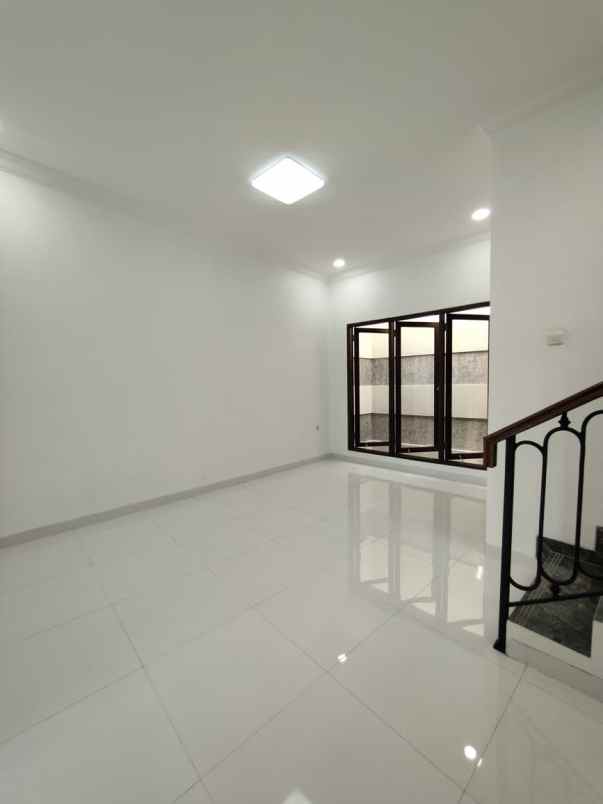 dijual rumah baru dengan rofftop 3 lantai siap huni