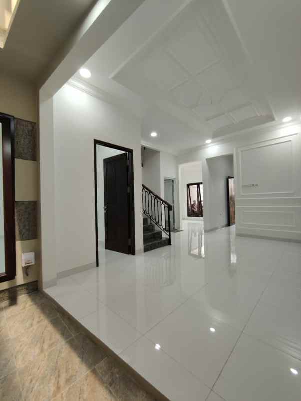 dijual rumah baru dengan rofftop 3 lantai siap huni