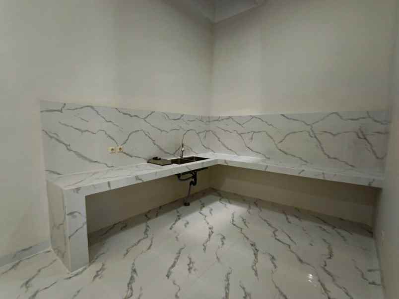 dijual rumah belakang mall kelapa gading
